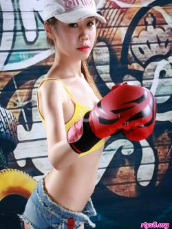 美丽苗条的女拳击手阿苏热裤训练摄影