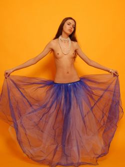 舞蹈超模Alaina橙色背景室拍人体,gogo人体图片毛明